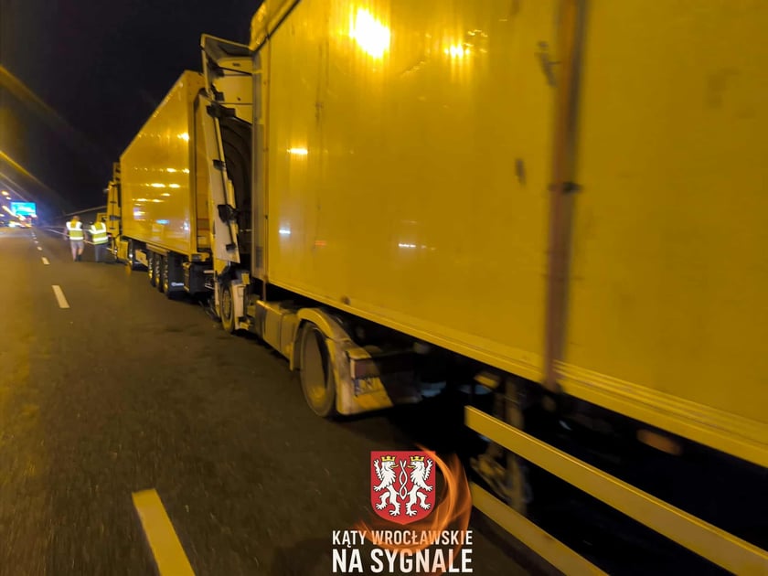 Wypadek na AOW - zderzyły się cztery samochody w tym osob&oacute;wka i trzy ciężarowe - 18 września