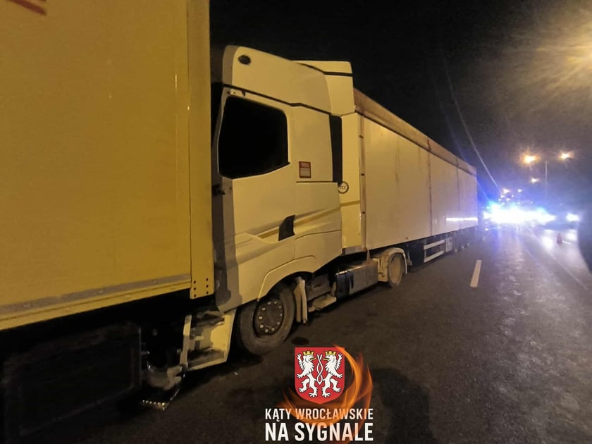 Wypadek na AOW - zderzyły się cztery samochody w tym osob&oacute;wka i trzy ciężarowe - 18 września