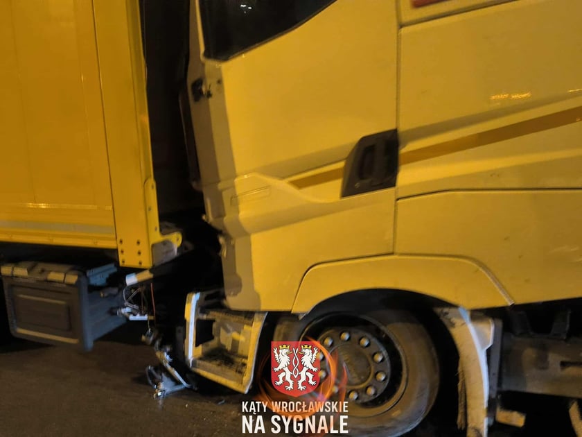 Wypadek na AOW - zderzyły się cztery samochody w tym osob&oacute;wka i trzy ciężarowe - 18 września