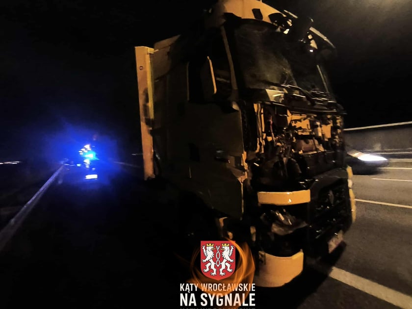 Wypadek na AOW - zderzyły się cztery samochody w tym osob&oacute;wka i trzy ciężarowe - 18 września