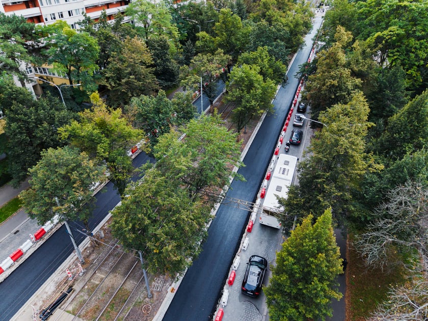 Remont Powstańc&oacute;w Śląskich, 26.09.2025. Pierwsza warstwa asfaltobetonu na odnicku między Wielką a rondem.