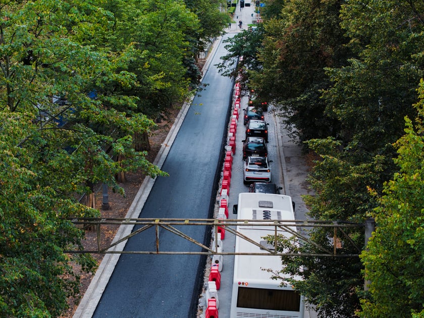 Remont Powstańc&oacute;w Śląskich, 26.09.2025. Pierwsza warstwa asfaltobetonu na odnicku między Wielką a rondem.
