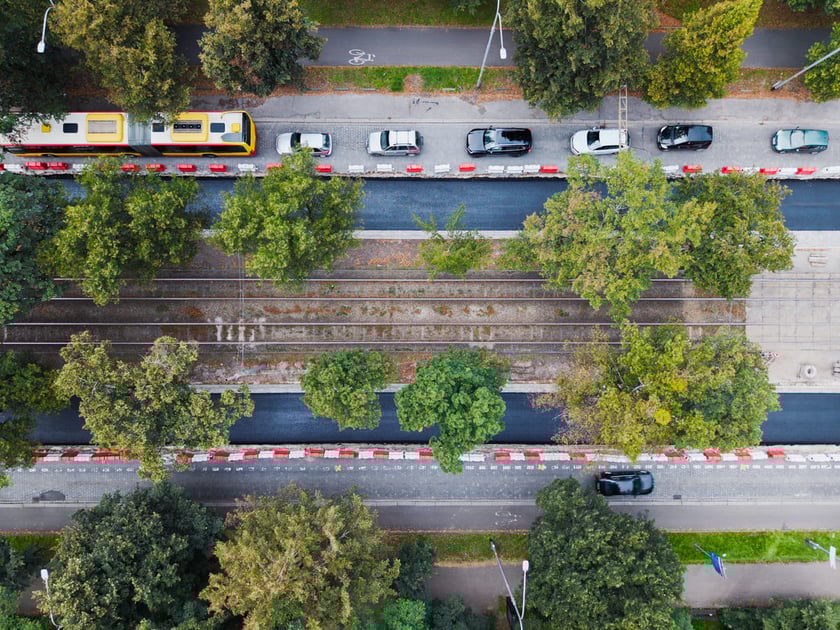Remont Powstańc&oacute;w Śląskich, 26.09.2025. Pierwsza warstwa asfaltobetonu na odnicku między Wielką a rondem.