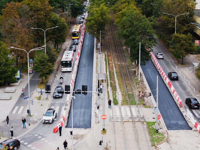 Remont Powstańc&oacute;w Śląskich, 26.09.2025. Pierwsza warstwa asfaltobetonu na odnicku między Wielką a rondem.