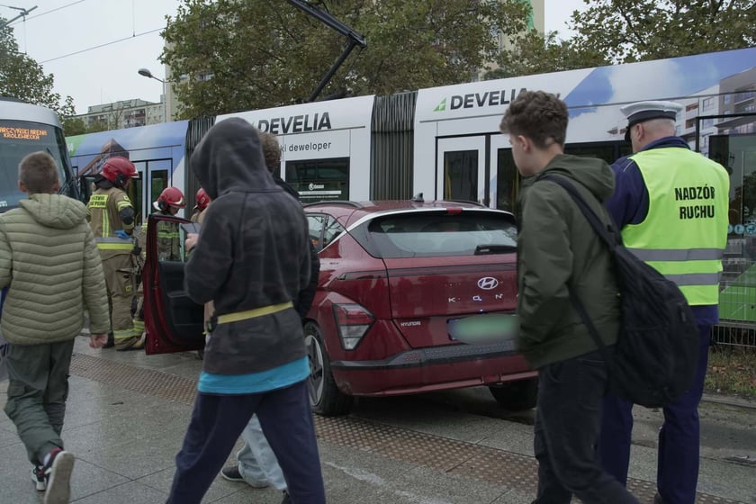 Zderzenie samochodu osobowego z tramwajem na ul. Świeradowskiej we Wrocławiu - 8.10.2025 r.
