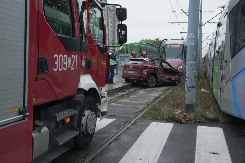 Zderzenie samochodu osobowego z tramwajem na ul. Świeradowskiej we Wrocławiu - 8.10.2025 r.