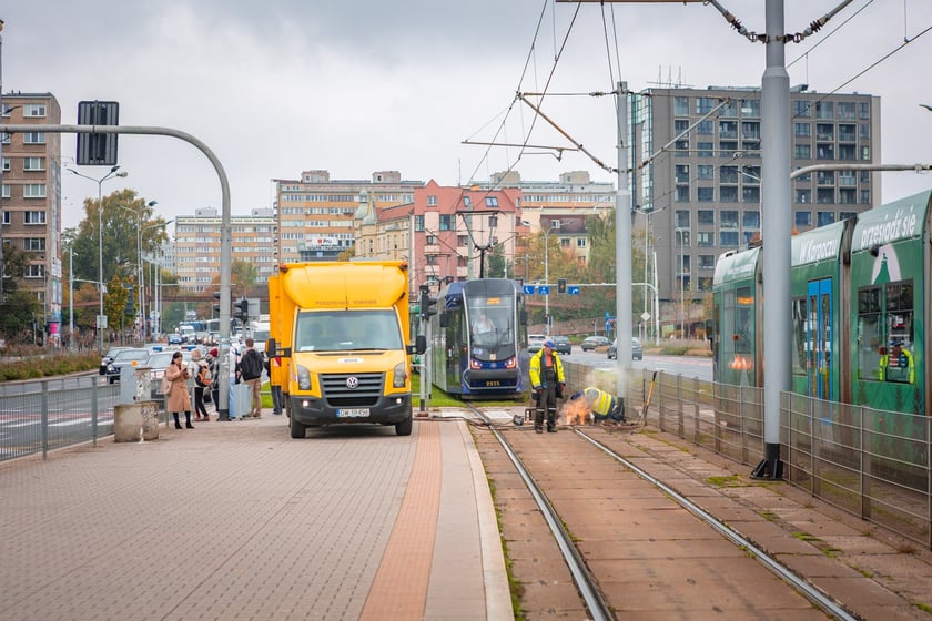 Naprawa pękniętej szyny na placu Jana Pawła II