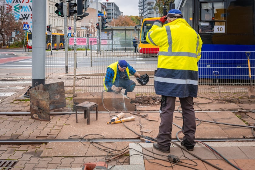 Naprawa pękniętej szyny na placu Jana Pawła II
