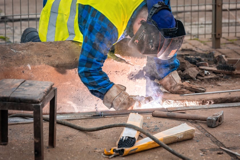 Naprawa pękniętej szyny na placu Jana Pawła II