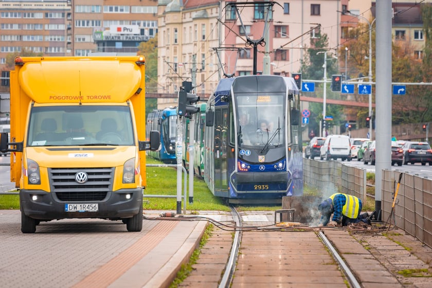 Naprawa pękniętej szyny na placu Jana Pawła II