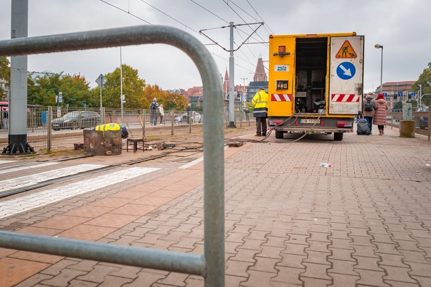 Naprawa pękniętej szyny na placu Jana Pawła II