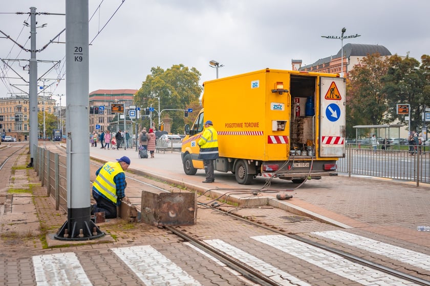 Naprawa pękniętej szyny na placu Jana Pawła II