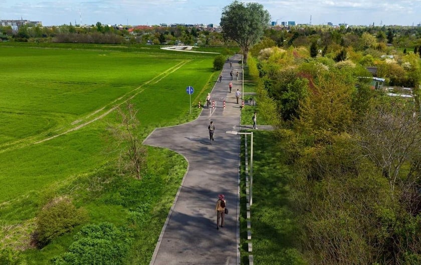 Tak po zakończeniu budowy wyglądać będzie droga do kładki od strony Muchoboru Wielkiego