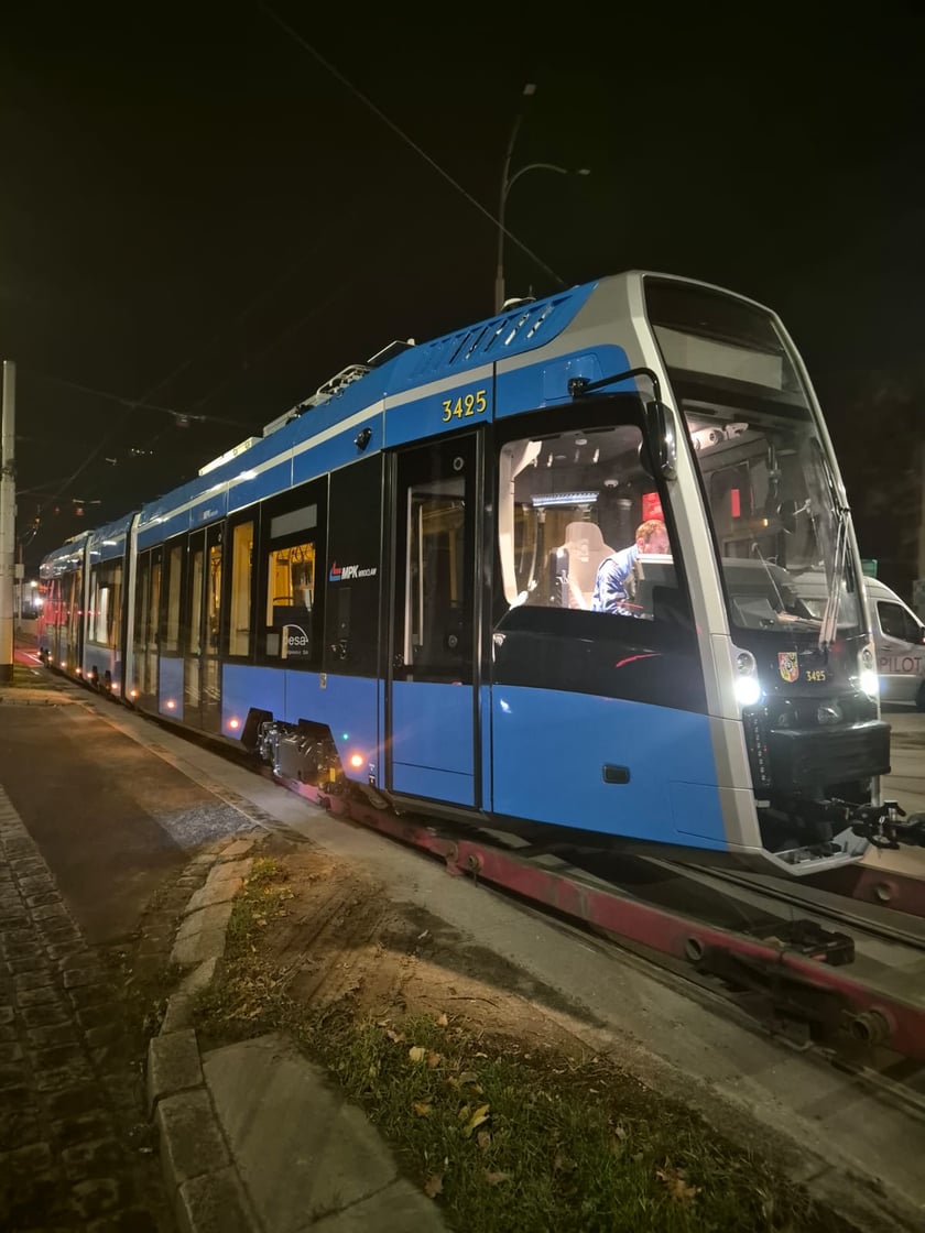 Transport nowego tramwaju Pesa we Wrocławiu