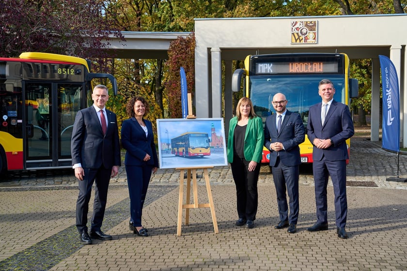Prezes Pekao Leasing Andrzej Krzemiński, prezes Daimler Buses Polska Mirosława Rudzka, prezes SiMS Anetta Knitter, prezes MPK Witold Woźny i wiceprezes MPK Przemysław Nowicki podczas konferencja poświęconej podpisaniu umowy na 100 autobusów Mercedes Conecto dla MPK Wrocław