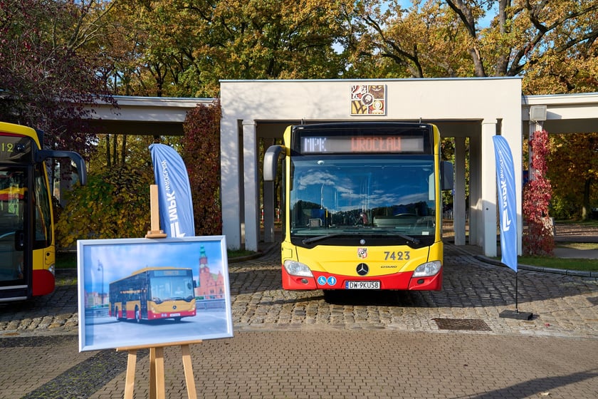 Konferencja MPK Wrocław poświęcona podpisaniu umowy na 100 autobusów Mercedes Conecto