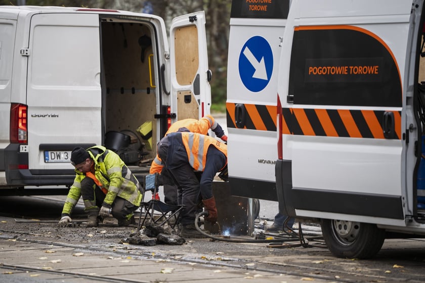 Powiększ obraz: Naprawa torowiska tramwajowego na ul. Glinianej.