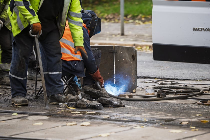 Powiększ obraz: Naprawa torowiska tramwajowego na ul. Glinianej.