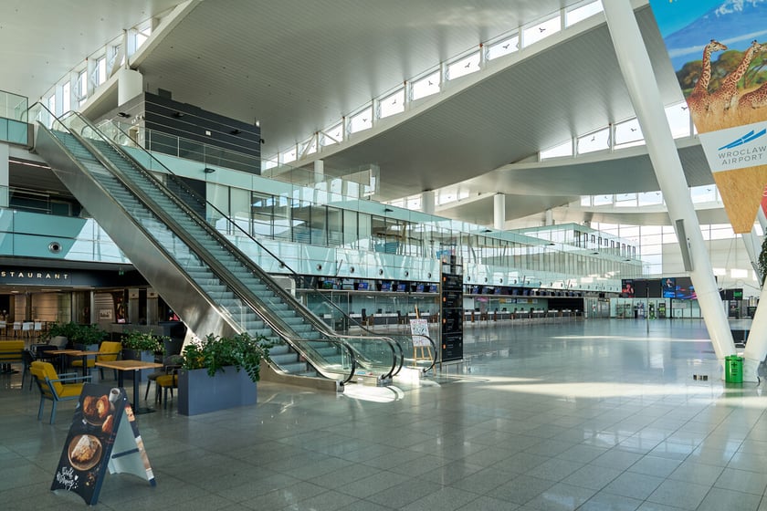 Wrocławskie lotnisko zamknięte do 4 grudnia 2025. Pusty terminal. Wrocław, 26.10.2025