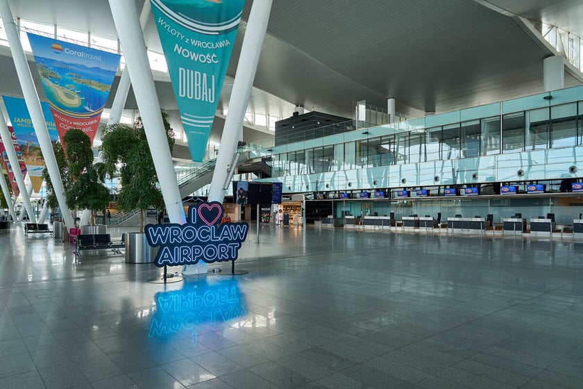 Wrocławskie lotnisko zamknięte do 4 grudnia 2025. Pusty terminal. Wrocław, 26.10.2025