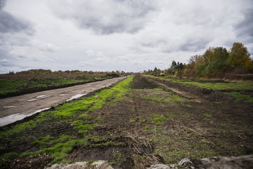 Widok na teren budowy Wschodniej Obwodnicy Wrocławia od strony ul. Grota-Roweckiego&nbsp;