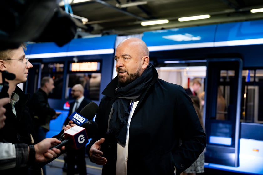 Prezydent Wrocławia Jacek Sutryk podczas prezentacji pierwszej zmodernizowanej Skody 19T