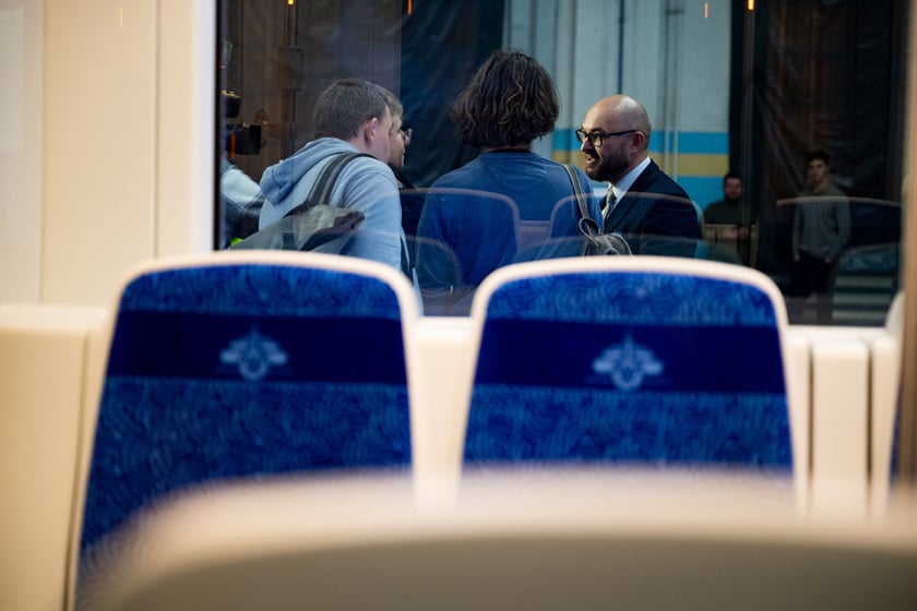 Prezes MPK Witold Woźny podczas prezentacja pierwszej zmodernizowanej Skody 19T na zajezdni Borek