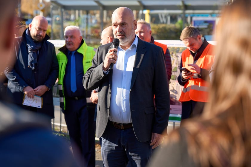 Andrzej Brzoza, wicedyrektor Wydziału Inżynierii Miejskiej, podczas konferencji zapowiadającej rozpoczęcie budowy tramwaju na Swojczyce