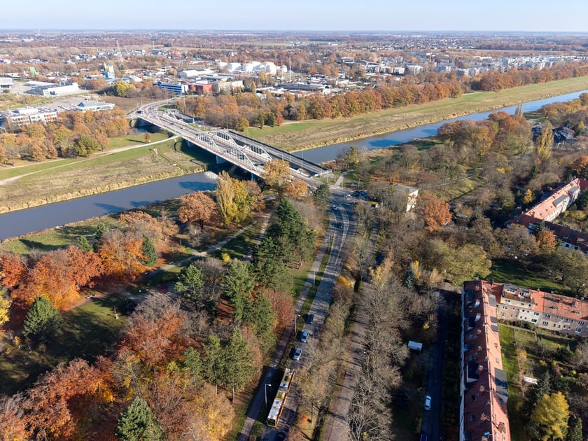 Widok na przyszłą trasę autobusowo-tramwajową na Swojczyce - mosty Chrobrego&nbsp;