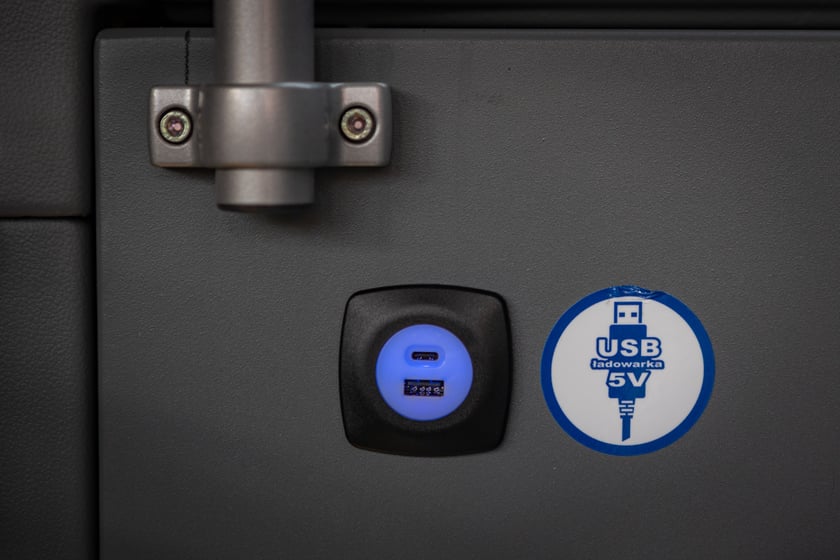 Prezentacja nowych aglomeracyjnych mercedesów pod Halą Stulecia, 14 listopada 2025