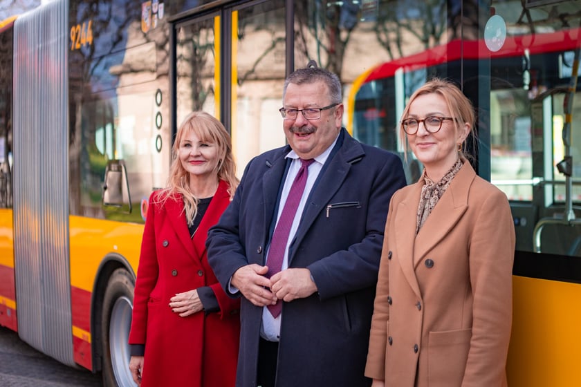 Prezentacja nowych aglomeracyjnych mercedesów pod Halą Stulecia, 14 listopada 2025