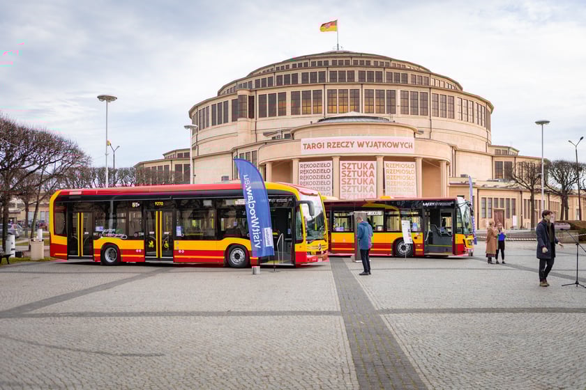Prezentacja nowych aglomeracyjnych mercedesów pod Halą Stulecia, 14 listopada 2025