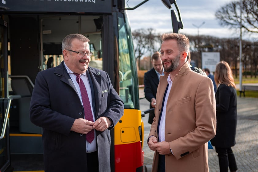 Prezentacja nowych aglomeracyjnych mercedesów pod Halą Stulecia, 14 listopada 2025