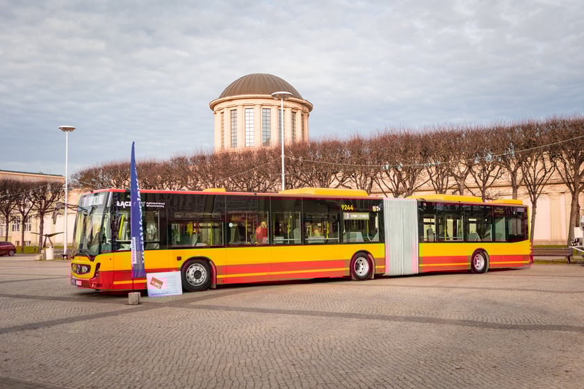 Prezentacja nowych aglomeracyjnych mercedesów pod Halą Stulecia, 14 listopada 2025