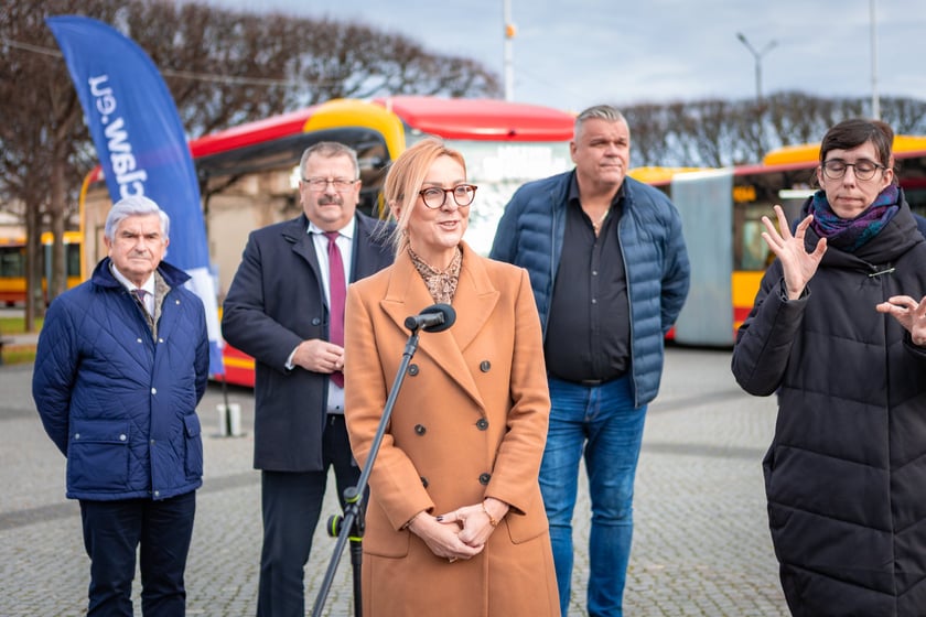 Prezentacja nowych aglomeracyjnych mercedesów pod Halą Stulecia, 14 listopada 2025