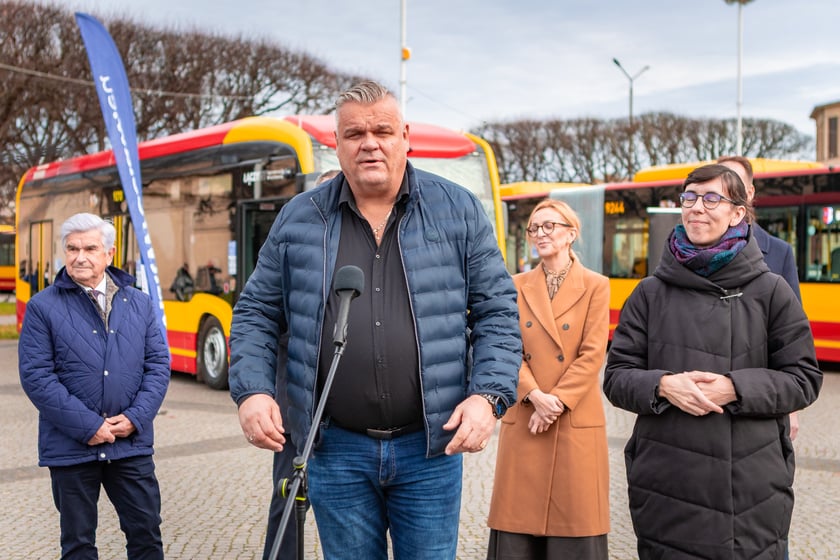 Prezentacja nowych aglomeracyjnych mercedesów pod Halą Stulecia, 14 listopada 2025