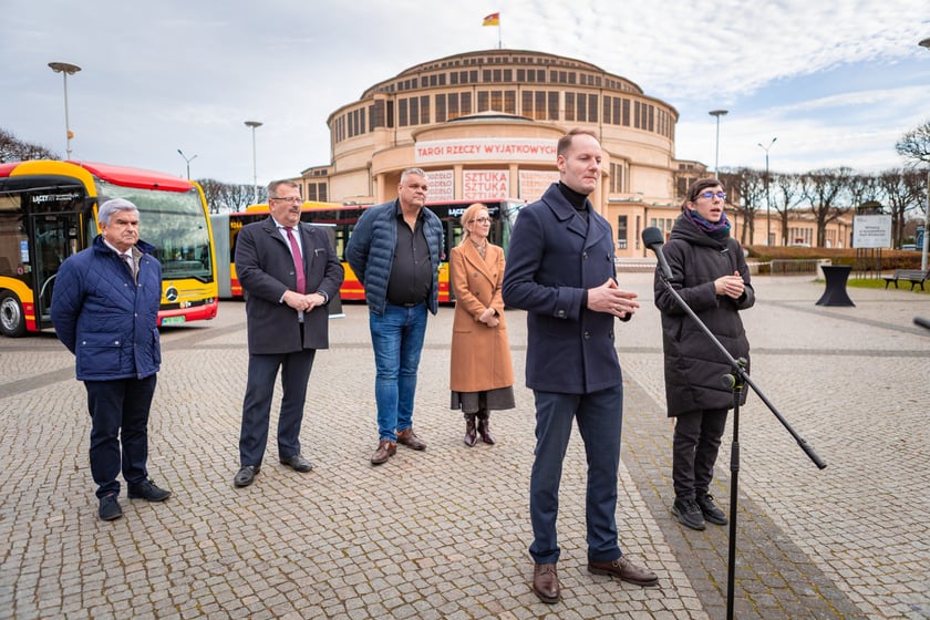 Prezentacja nowych aglomeracyjnych mercedesów pod Halą Stulecia, 14 listopada 2025