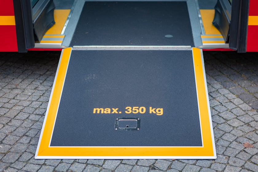 Prezentacja nowych aglomeracyjnych mercedesów pod Halą Stulecia, 14 listopada 2025