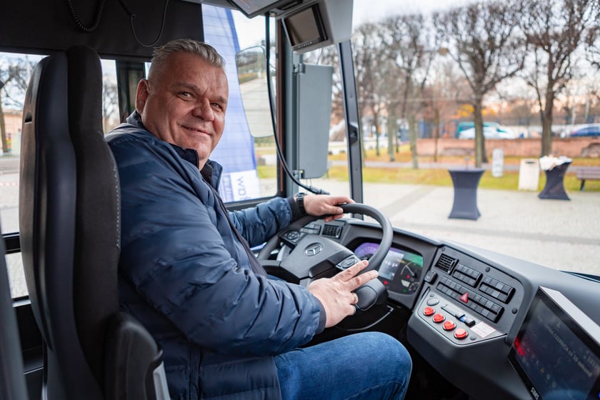 Prezentacja nowych aglomeracyjnych mercedesów pod Halą Stulecia, 14 listopada 2025