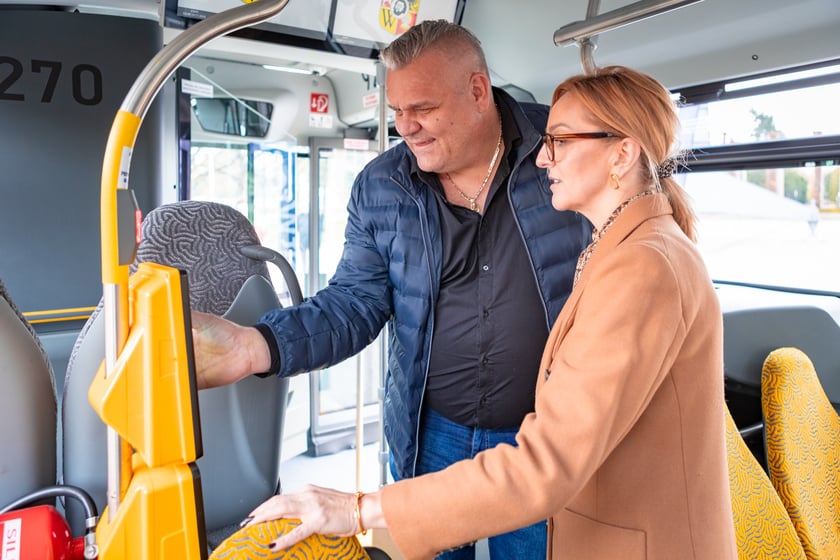 Prezentacja nowych aglomeracyjnych mercedesów pod Halą Stulecia, 14 listopada 2025