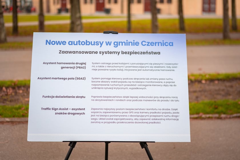 Prezentacja nowych aglomeracyjnych mercedesów pod Halą Stulecia, 14 listopada 2025