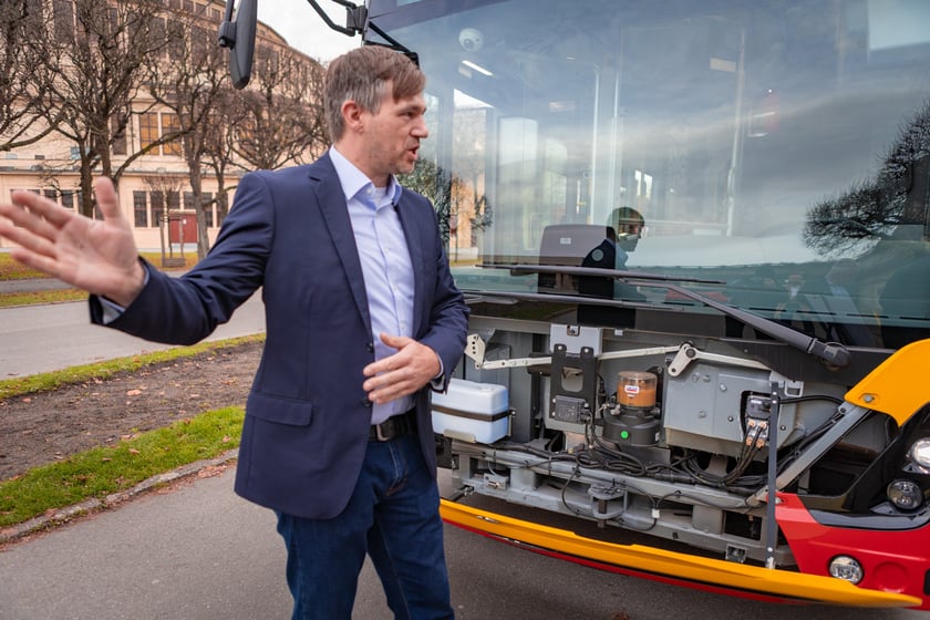 Prezentacja nowych aglomeracyjnych mercedesów pod Halą Stulecia, 14 listopada 2025