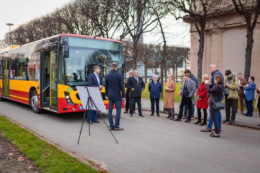 Prezentacja nowych aglomeracyjnych mercedesów pod Halą Stulecia, 14 listopada 2025