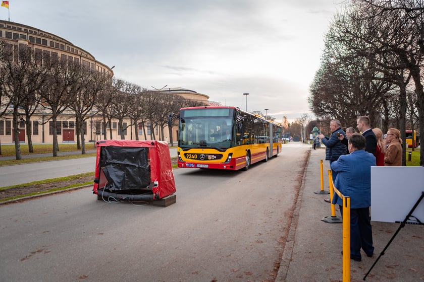 Prezentacja nowych aglomeracyjnych mercedesów pod Halą Stulecia, 14 listopada 2025