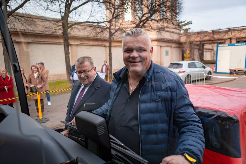 Prezentacja nowych aglomeracyjnych mercedesów pod Halą Stulecia, 14 listopada 2025