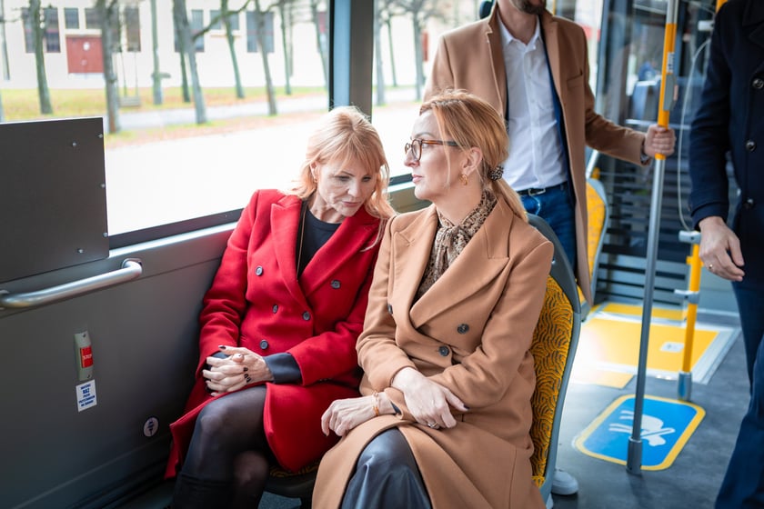 Prezentacja nowych aglomeracyjnych mercedesów pod Halą Stulecia, 14 listopada 2025