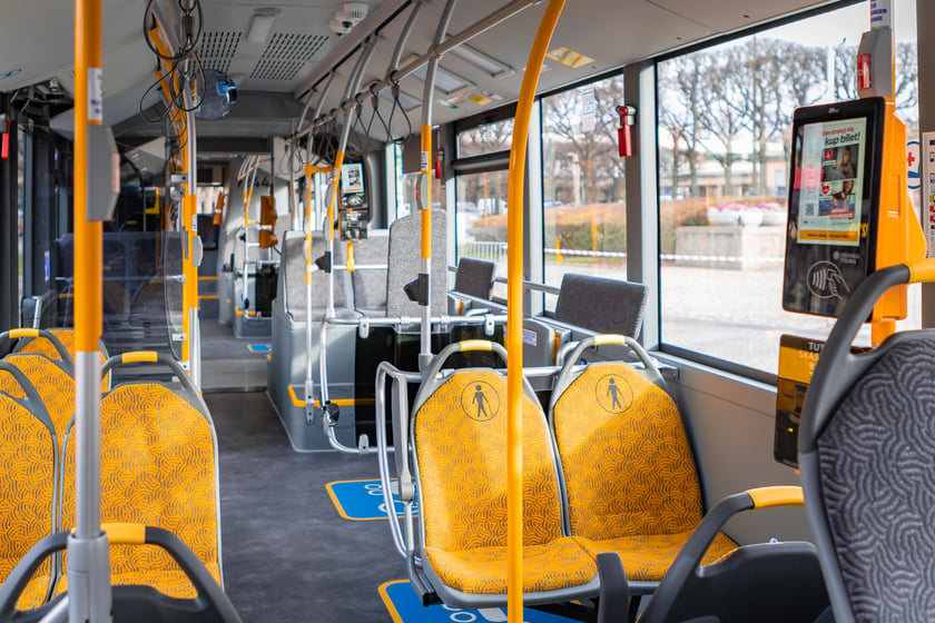 Prezentacja nowych aglomeracyjnych mercedesów pod Halą Stulecia, 14 listopada 2025