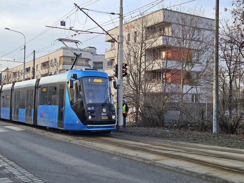 Powiększ obraz: Testy sygnalizacji tramwajowej przy mijance na torowisku przy ul. Przyjaźni.
