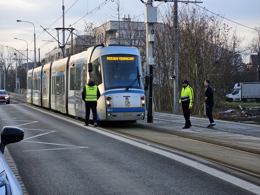 Powiększ obraz: Testy sygnalizacji tramwajowej przy mijance na torowisku przy ul. Przyjaźni.