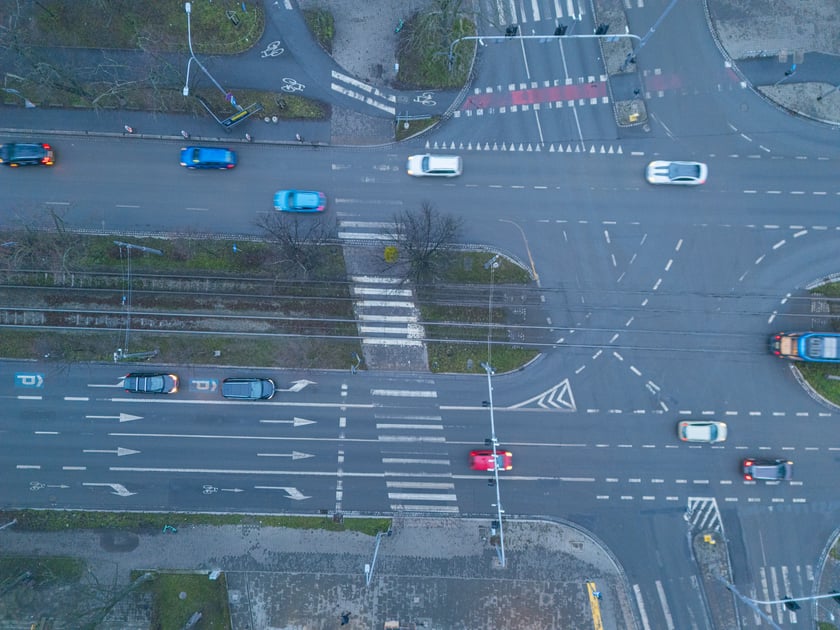 Powiększ obraz: Widok z lotu ptaka na dwujezdniową ulicę, z torowiskiem tramwajowym po środku. Wyremontowany fragment ul. Powstańców Śląskich.